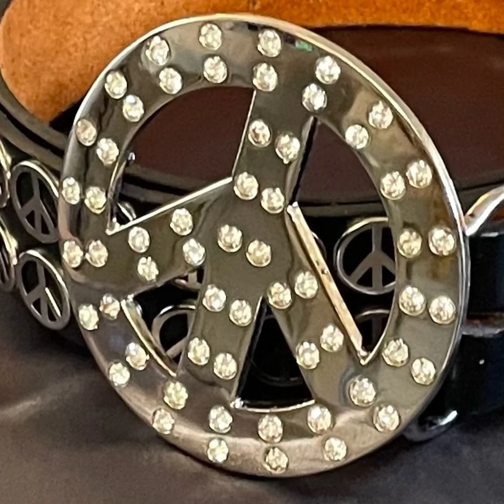 NWOT Polished Silver Rhinestone Peace buckle and belt
